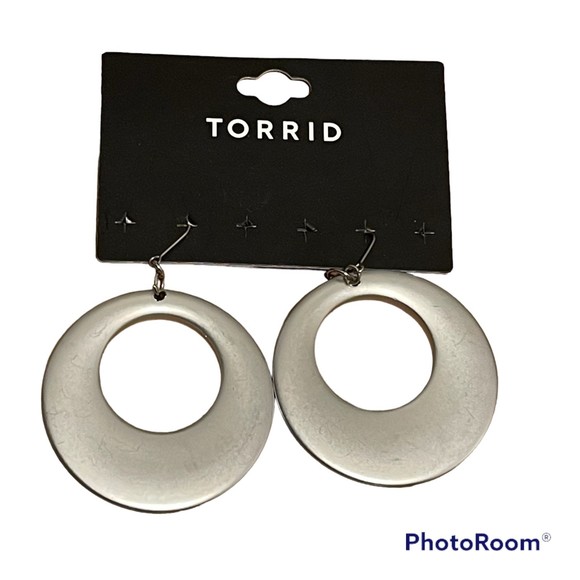NWT Torrid Woman’s Grey Round Chic Retro Styled Earrings - Picture 1 of 5